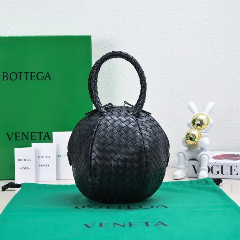 Batch 1800 #BV 2023 new bowling bag 🎈 combines BV’s classic woven elements. The entire bag is full of craftsmanship, unique and tasteful~ Made of sheepskin, with a smooth texture. Detachable shoulder strap can be carried or carried. Multiple carrying methods to match your highlight moments [yeah], the capacity is very touching, suitable for short trips/business trips! A must-have for daily concave styling. Size: 22*22*22, model 9463#